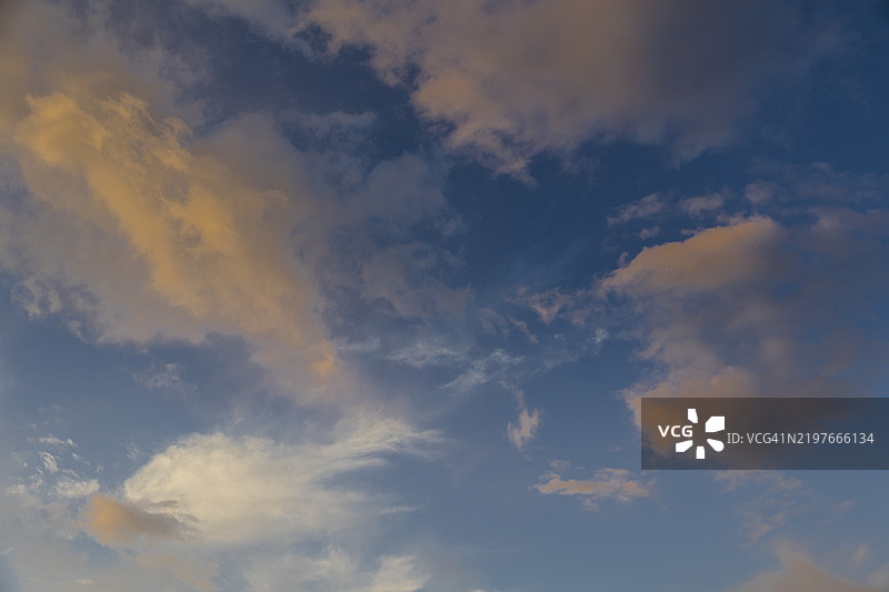 日落时天空中的彩色云朵图片素材