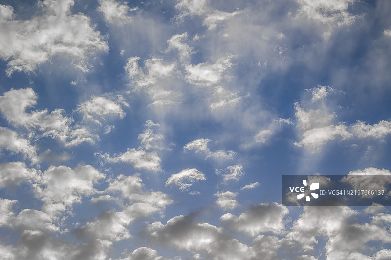 蓝天中的积云图片素材
