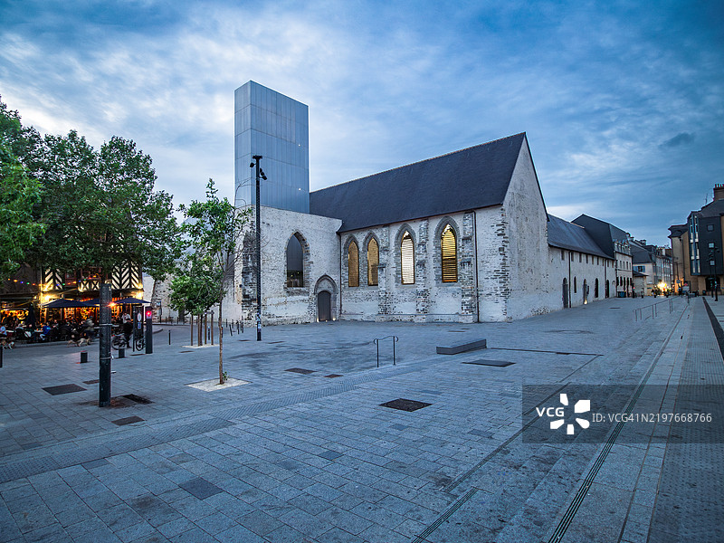 夜间宽角度视图,展示了位于圣安娜广场的前雅各宾修道院外观,这是一座历史遗迹,最近改建为会议中心,位于法国布列塔尼的伊勒-维莱讷省。图片素材