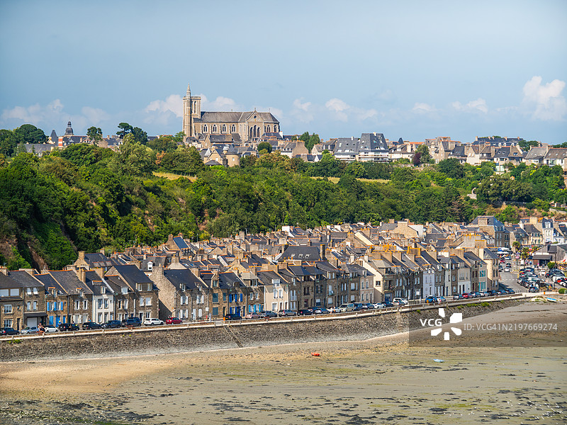 从空中俯瞰康卡尔，看到它的码头、传统的布列塔尼石屋、退潮时的海滩，以及主导小镇的圣梅恩教堂（Eglise Saint-Méen），位于伊勒-维莱讷省 - 布列塔尼 - 法国西部。图片素材