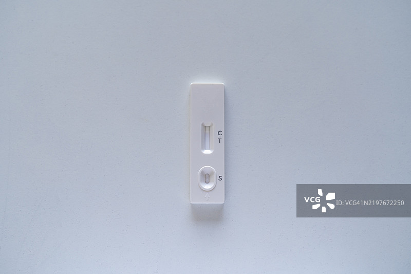 白色桌子上的空白新冠检测盒图片素材