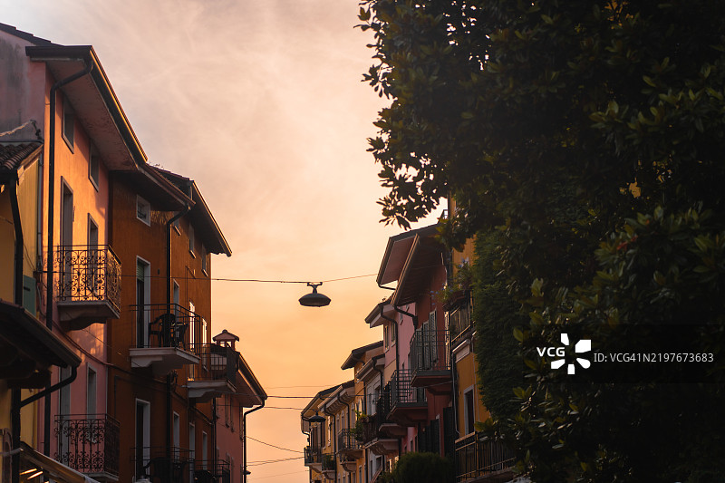 迷人的意大利街道在日落时分 – 加尔达湖西尔米奥尼镇图片素材