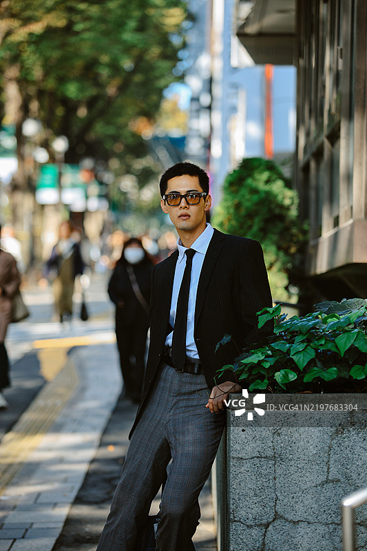 时尚的年轻商人在东京图片素材