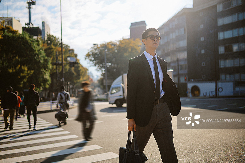 年轻的商务专业人士在东京过马路图片素材