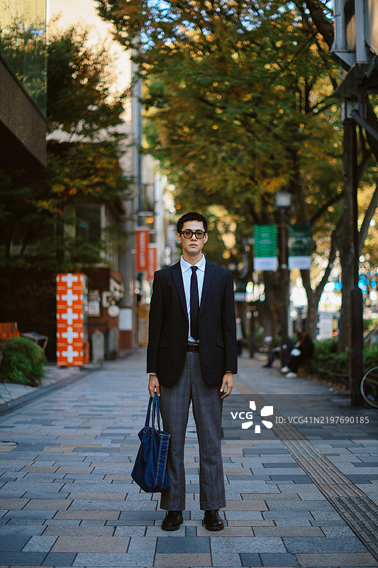 东京一位年轻商务专业人士的肖像图片素材