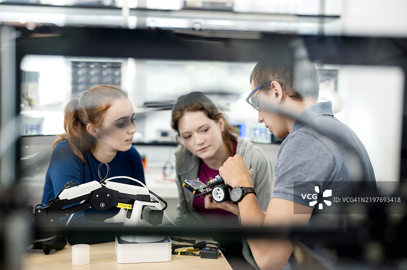 工程教育中的实践学习通过为学生提供团队合作、分享想法和有效沟通的机会，培养团队合作和沟通技能。图片素材