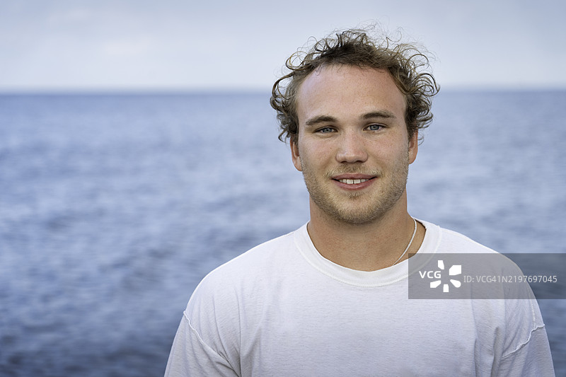 20多岁的男子在苏必利尔湖边图片素材