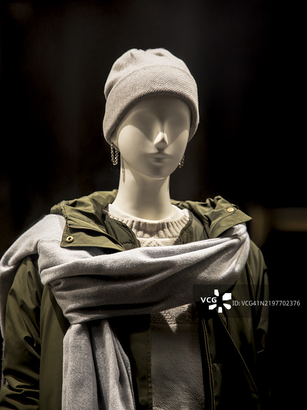 冬季服装的模特：毛线帽、夹克和围巾图片素材