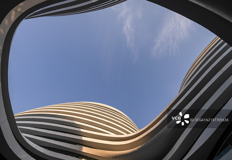 仰望北京望京SOHO的建筑曲线。图片素材