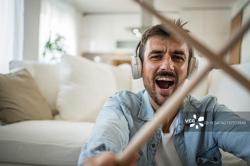 手持鼓棒的男子，准备跟随节拍演奏图片素材