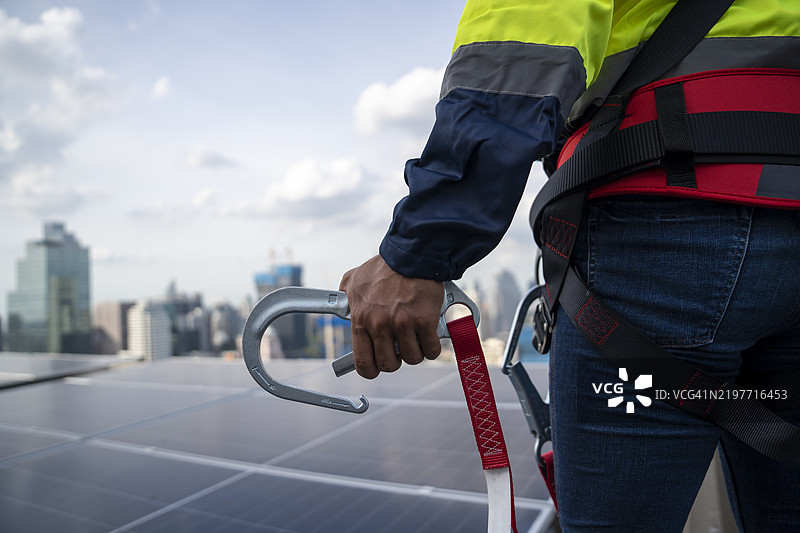 工人佩戴安全带和安全绳进行作业图片素材