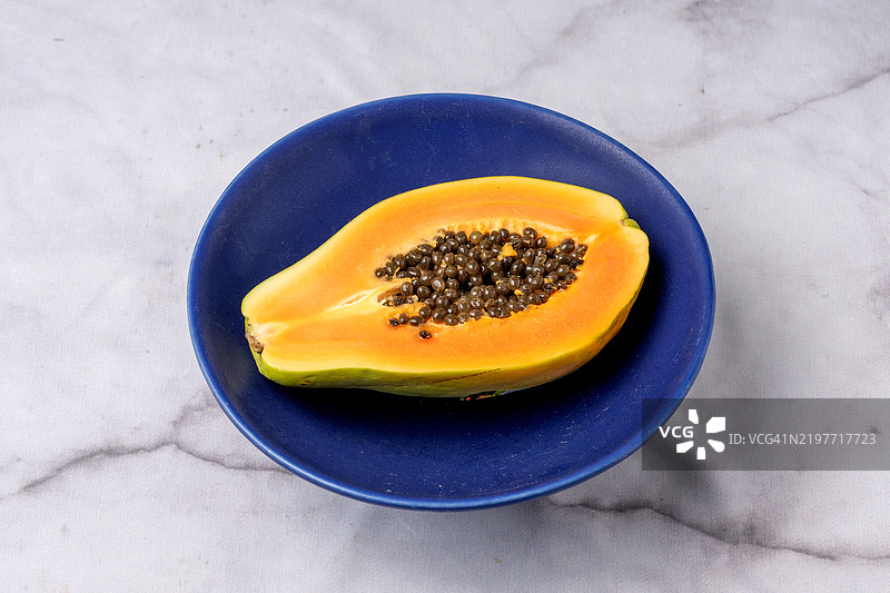 蓝色盘子里的芒果水果俯视图图片素材