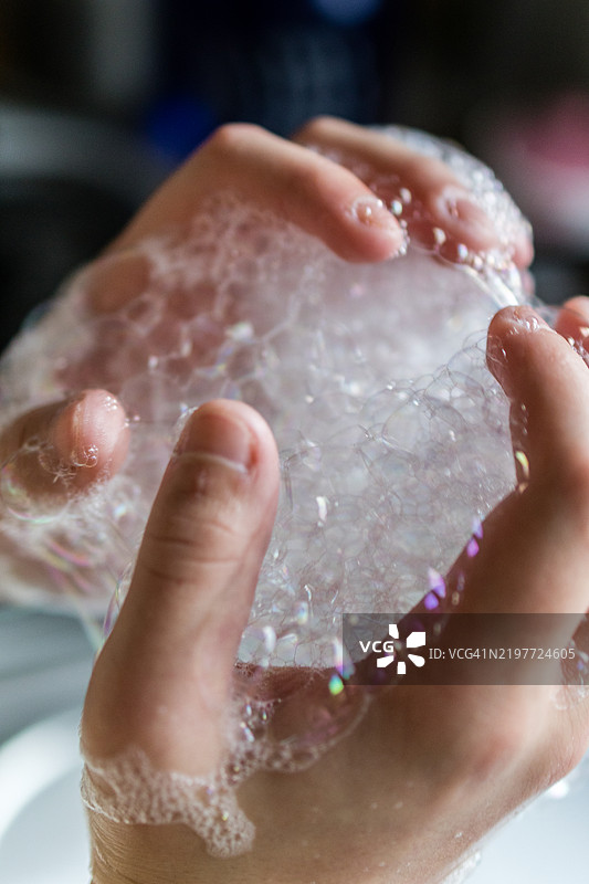 男孩手持肥皂泡图片素材