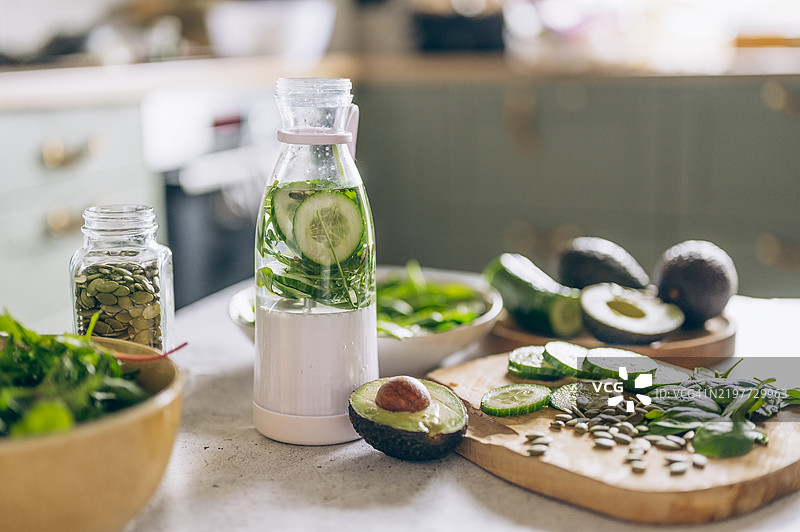 排毒饮食概念：乡村桌上的绿色蔬菜图片素材