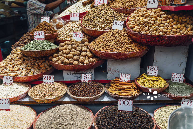 市场碗中五彩缤纷的印度香料和干果展示图片素材