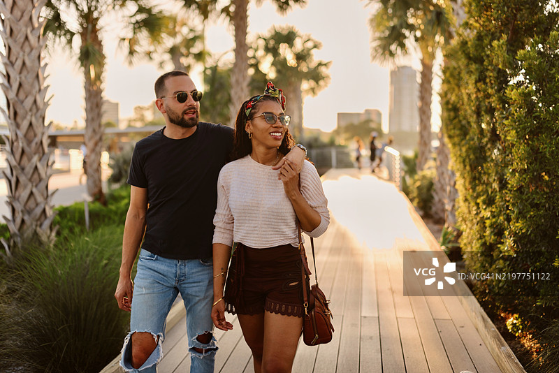 一对多种族情侣在城市中散步的肖像图片素材