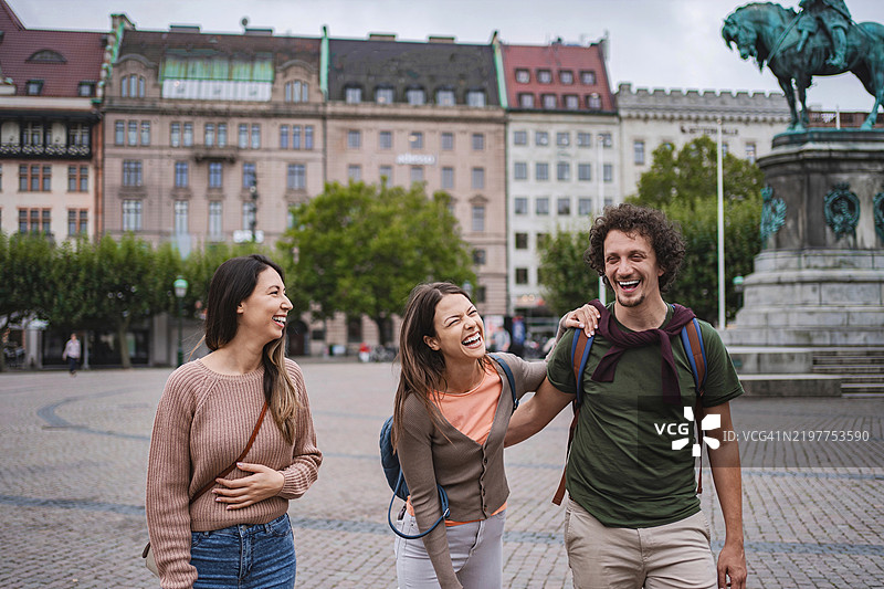 游客们在瑞典马尔默的斯托尔托尔盖特欢笑着走动图片素材