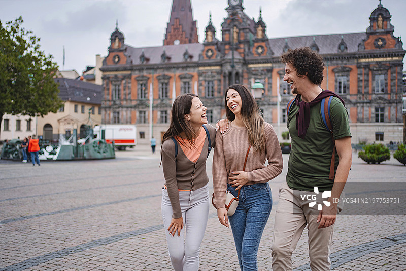 游客们在瑞典马尔默的斯托尔托格广场上走动并欢笑图片素材