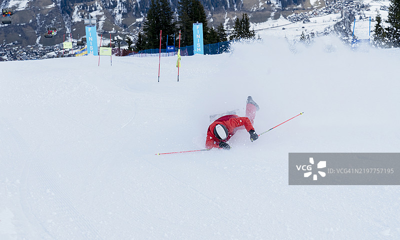 滑雪者在度假村，侧面出现问题，更多事故，南蒂罗尔的萨索隆戈山。图片素材