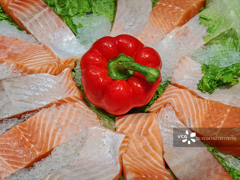 市场上出售的冷冻三文鱼片图片素材