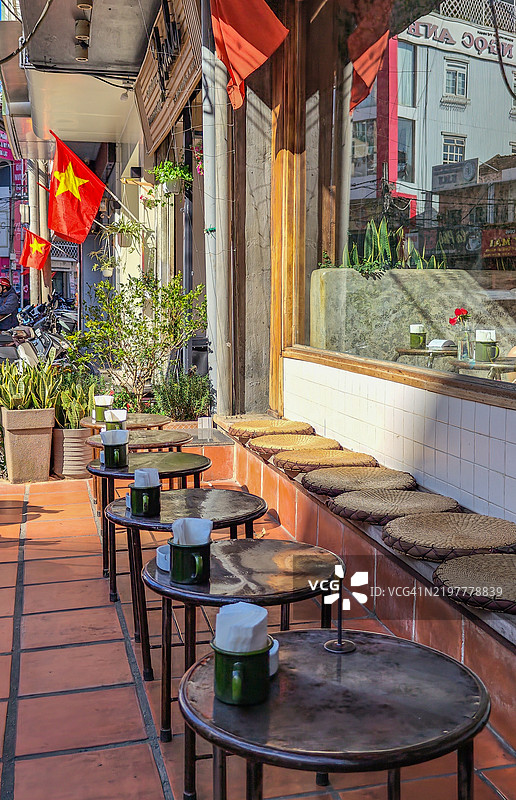 越南街道上人行道上的咖啡图片素材