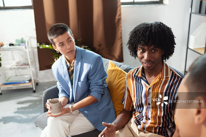 商业团队的同事们在倾听彼此的想法图片素材