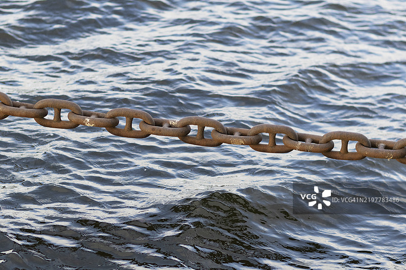 水面上的链条图片素材