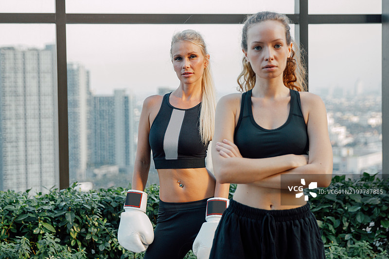 两位运动型的白人女性在拳击图片素材