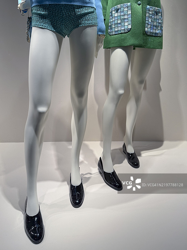 展示时尚潮流的模特腿部图片素材