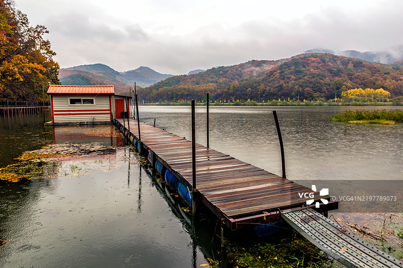 宁静的湖边码头与秋季 foliage图片素材