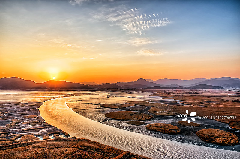 宁静沼泽上的日落图片素材