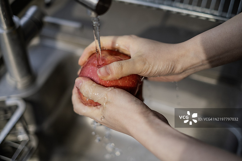 在厨房洗苹果图片素材