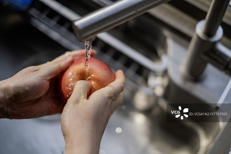 在厨房洗苹果图片素材