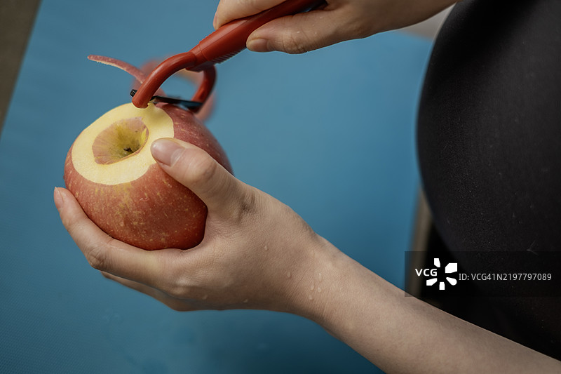 在厨房里削皮和切苹果图片素材
