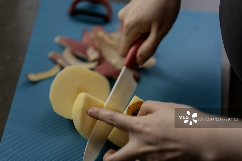 在厨房里削皮和切苹果图片素材