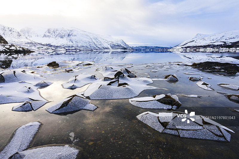冰层覆盖的寒冷北极海洋图片素材