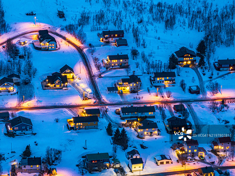 黄昏时分，雪-covered 村庄的鸟瞰图，Senja图片素材