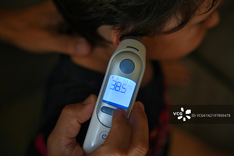 数字耳温计显示高烧图片素材