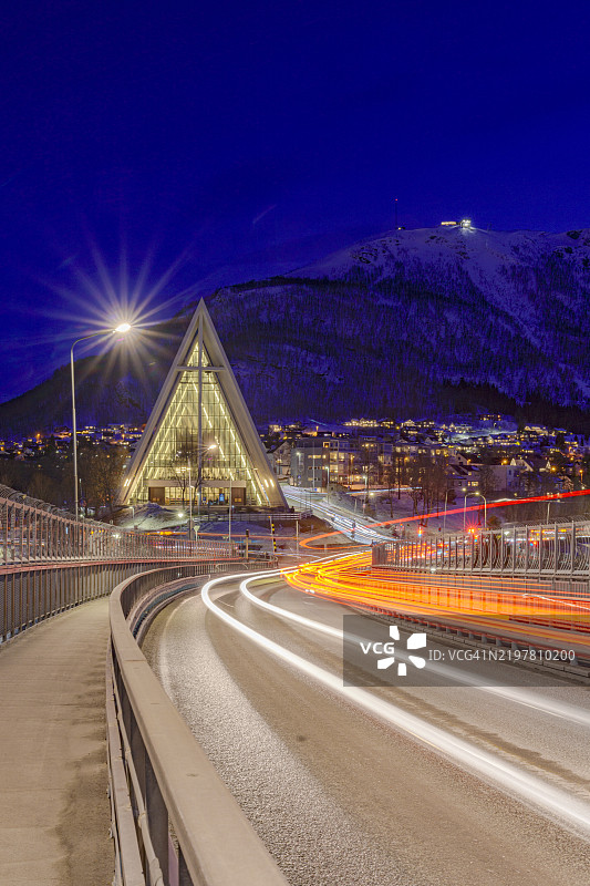 驶向北极大教堂的汽车尾灯光轨图片素材