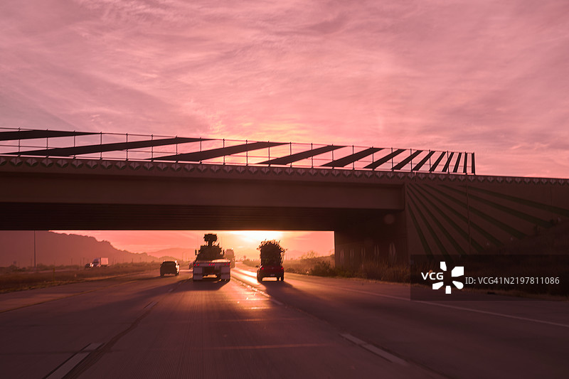 在南行的10号州际公路上驶向亚利桑那州图森市，美国图片素材