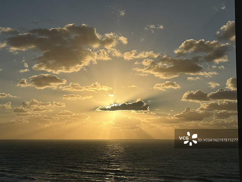 日落时分，特拉维夫地区以海洋为背景的美丽景色图片素材