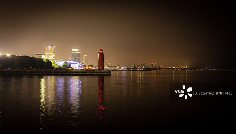 夜晚照亮的城市景观，密尔沃基，威斯康星州，美国图片素材