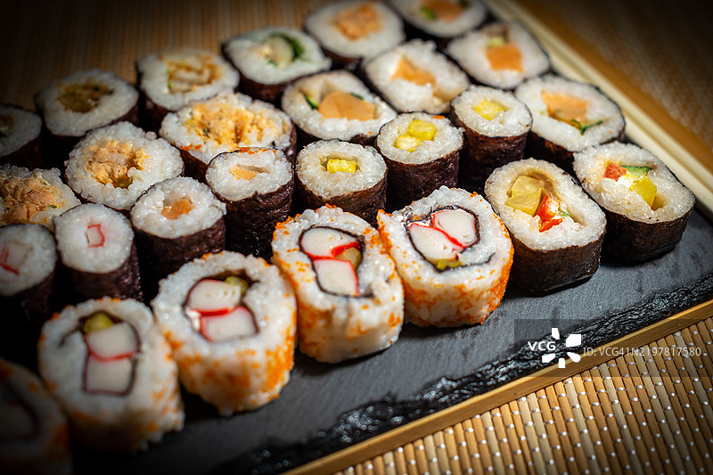 桌子上的寿司特写图片素材