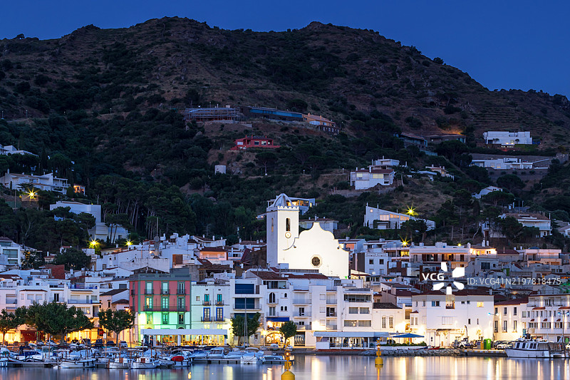 旅行目的地：西班牙加泰罗尼亚的蓝色时刻，塞尔瓦港古镇（Costa Brava）图片素材