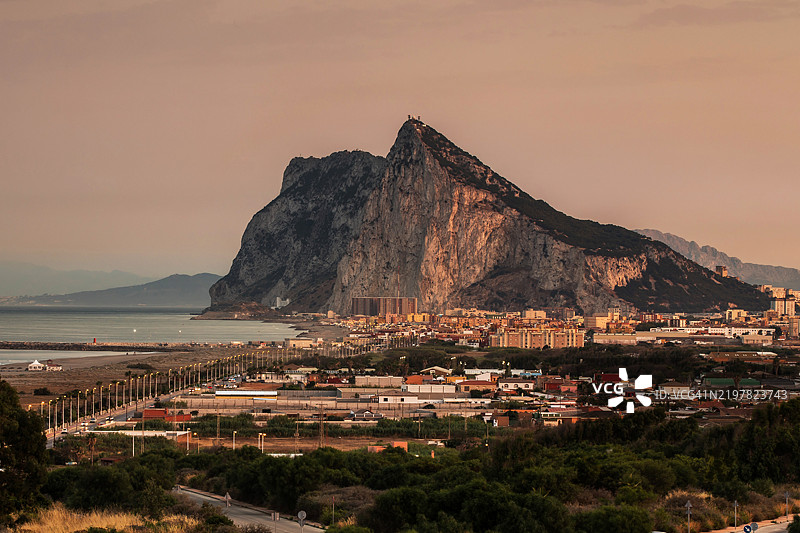 旅行目的地：直布罗陀岩和日落时分的拉利尼亚·德·孔塞普西翁市图片素材