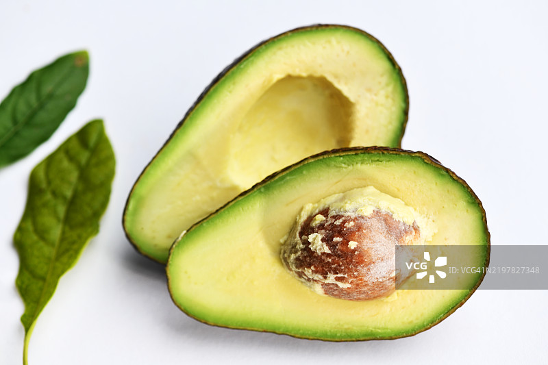 白色背景下的鳄梨特写图片素材