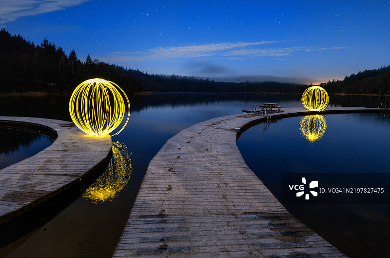 夜空下湖泊的美丽景色图片素材