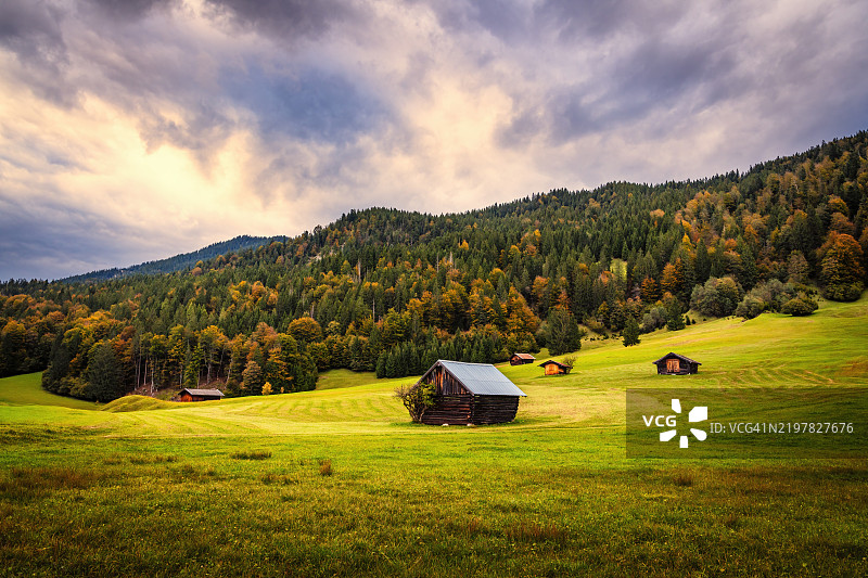田野与天空的美丽景色图片素材