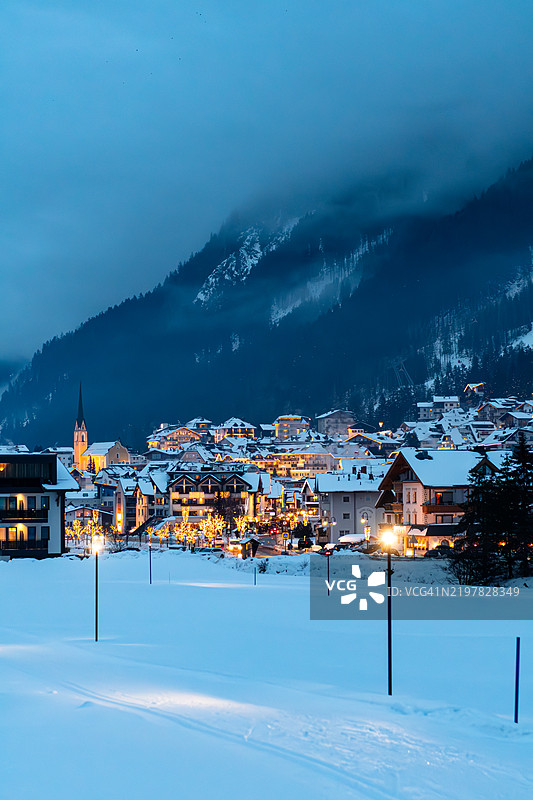 雪覆盖的山脉与天空的美丽景色图片素材