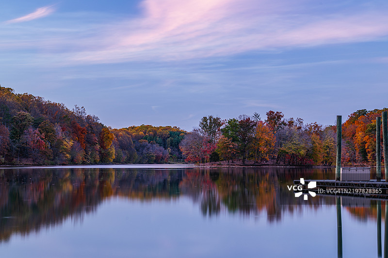 秋天的马里兰州，美国，湖边的树木与天空相映成趣图片素材